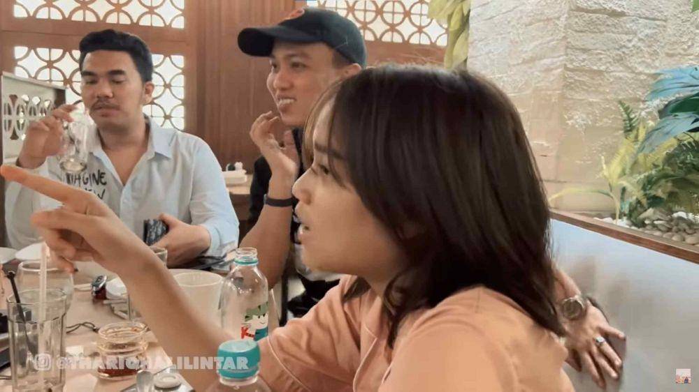 Sahur pertama Fuji, Thariq, Fadly, dan Rebecca (YouTube.com/Thariq Halilintar/)