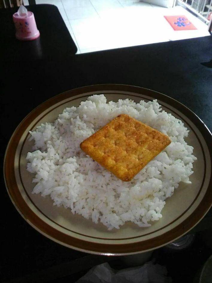 potret menu sahur low budget (facebook.com/kementrianhumorindonesia)