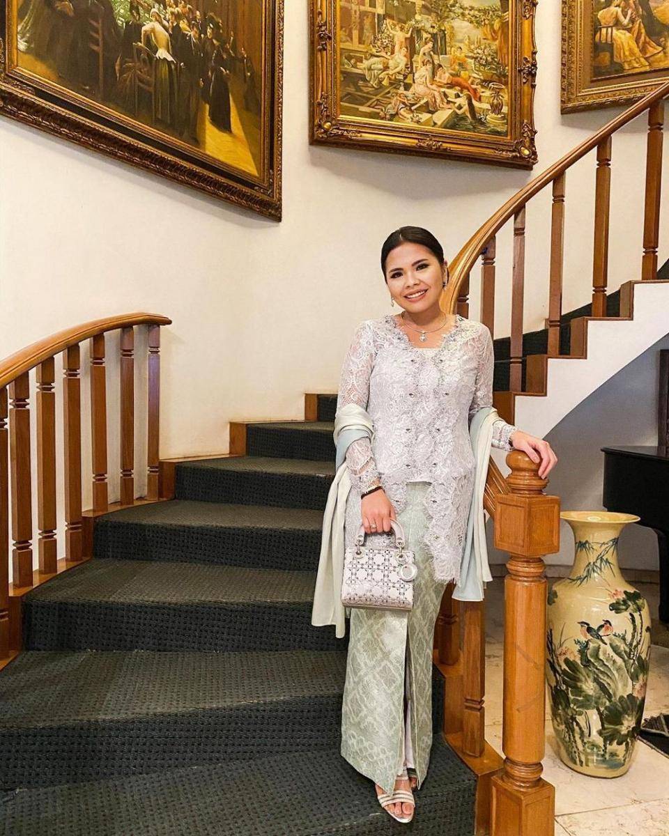 Kebaya silver. (instagram.com/feliciahutapeaaa