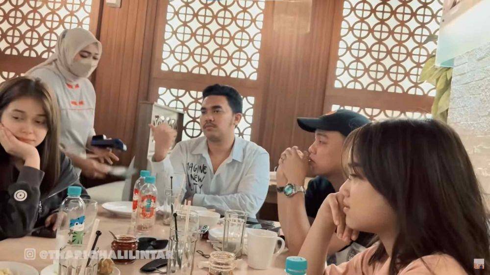 Sahur pertama Fuji, Thariq, Fadly, dan Rebecca (YouTube.com/Thariq Halilintar/)