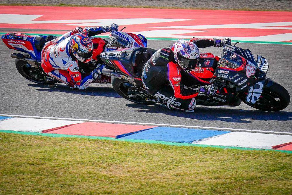 Aleix Espargaro menyalip Jorge Martin pada balapan GP Argentina 2022. (motogp.com)