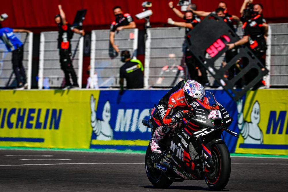 Aleix Espargaro melintasi garis finis pada balapan GP Argentina 2022. (motogp.com)