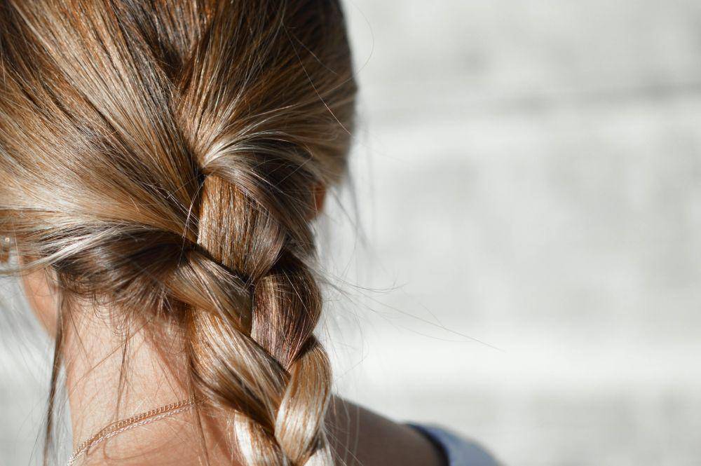 ilustrasi rambut dikepang (unsplash.com/Tamara Bellis)