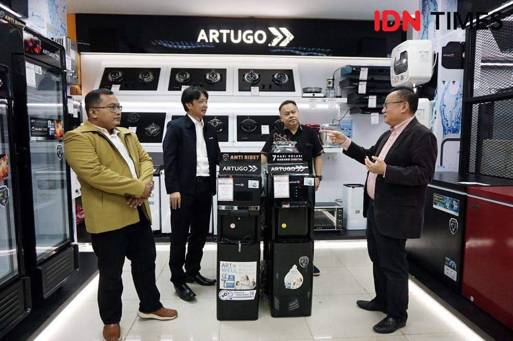 Jajaran pimpinan Artugo dan Atlanta Electronics di outlet Artugo yang baru. (IDN Times/Anggun Puspitoningrum)