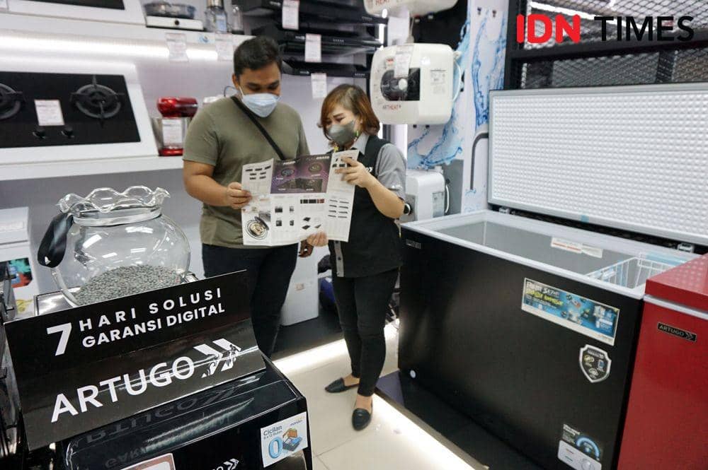 Sales Artugo melayani konsumen yang berbelanja di New Atlanta Electronics Semarang. (IDN Times/Anggun Puspitoningrum)