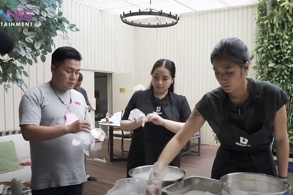 10 Potret Nagita Slavina Belajar Masak Ayam Tepung Bareng Chef Renata