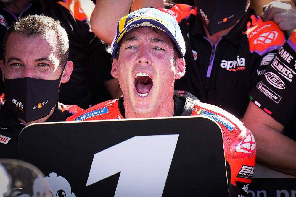 ekspresi kegembiraan Aleix Espargaro usai menangi GP Argentina 2022 (motogp.com)