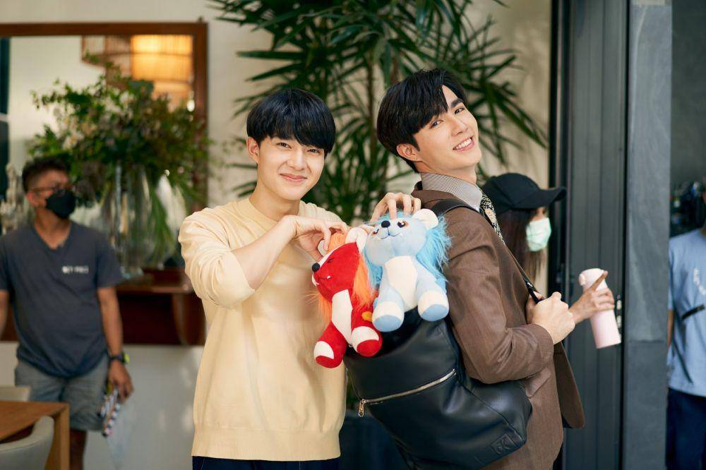 NuNew Chawarin dan Zee Pruk di belakang layar serial Cutie Pie. (twitter.com/CwrNew)
