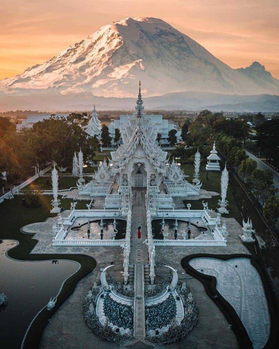 Wat Rong Khun (instagram.com/planet_location)