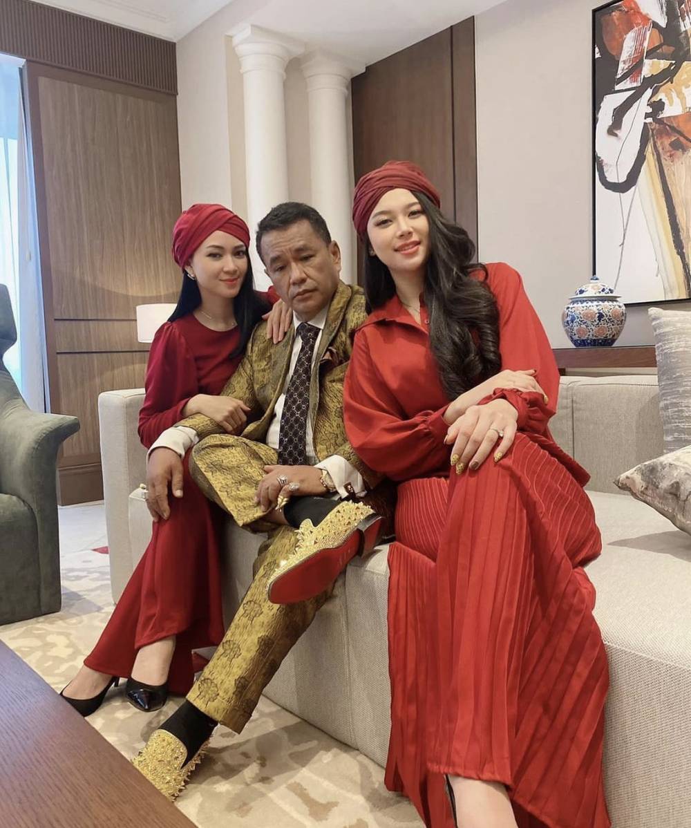 Hotman Paris bersama dengan asisten pribadinya (instagram.com/hotmanparisofficial)