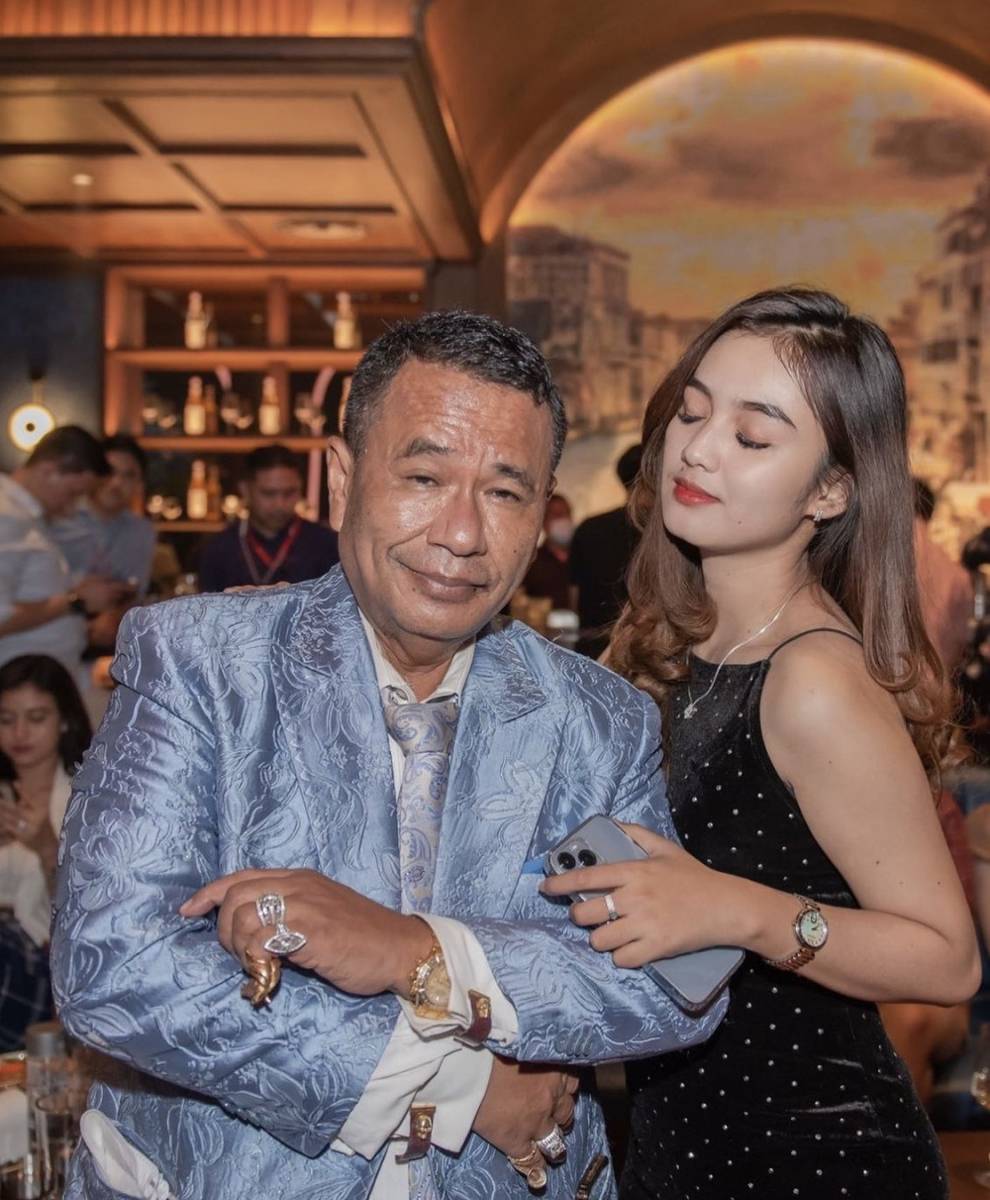 Hotman Paris bersama dengan asisten pribadinya (instagram.com/hotmanparisofficial)