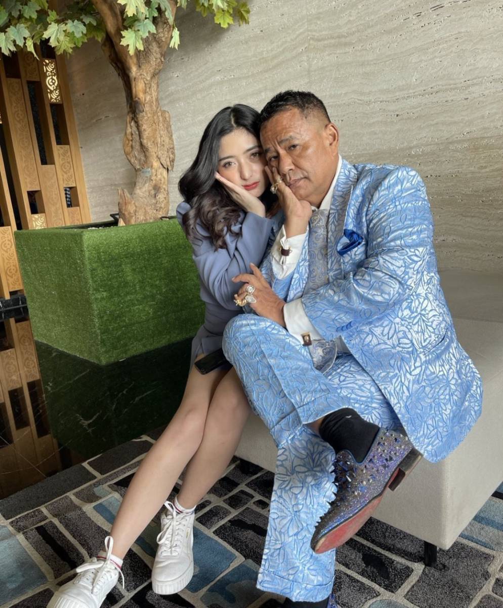 Hotman Paris bersama dengan asisten pribadinya (instagram.com/hotmanparisofficial)