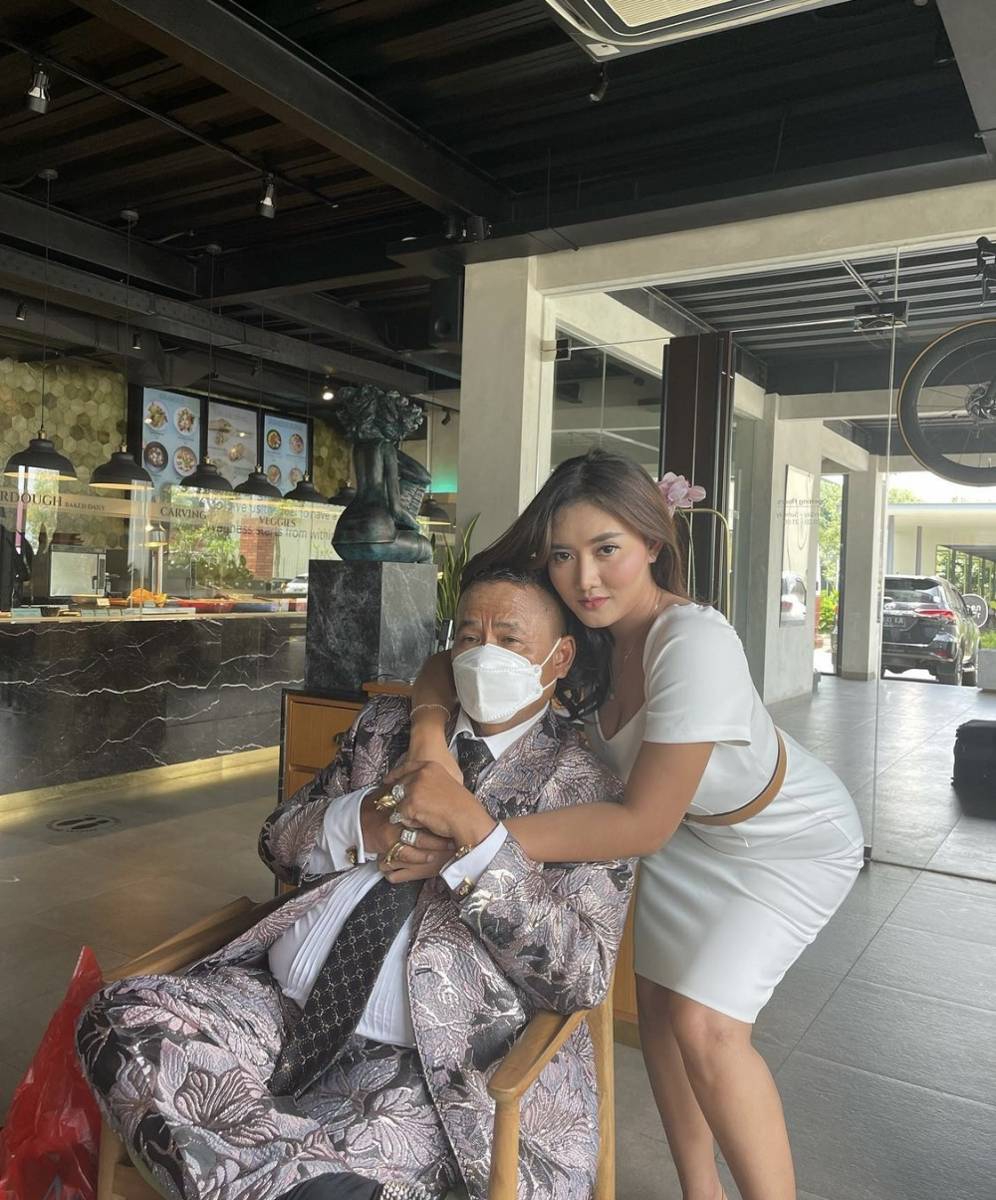 Hotman Paris bersama dengan asisten pribadinya (instagram.com/hotmanparisofficial)