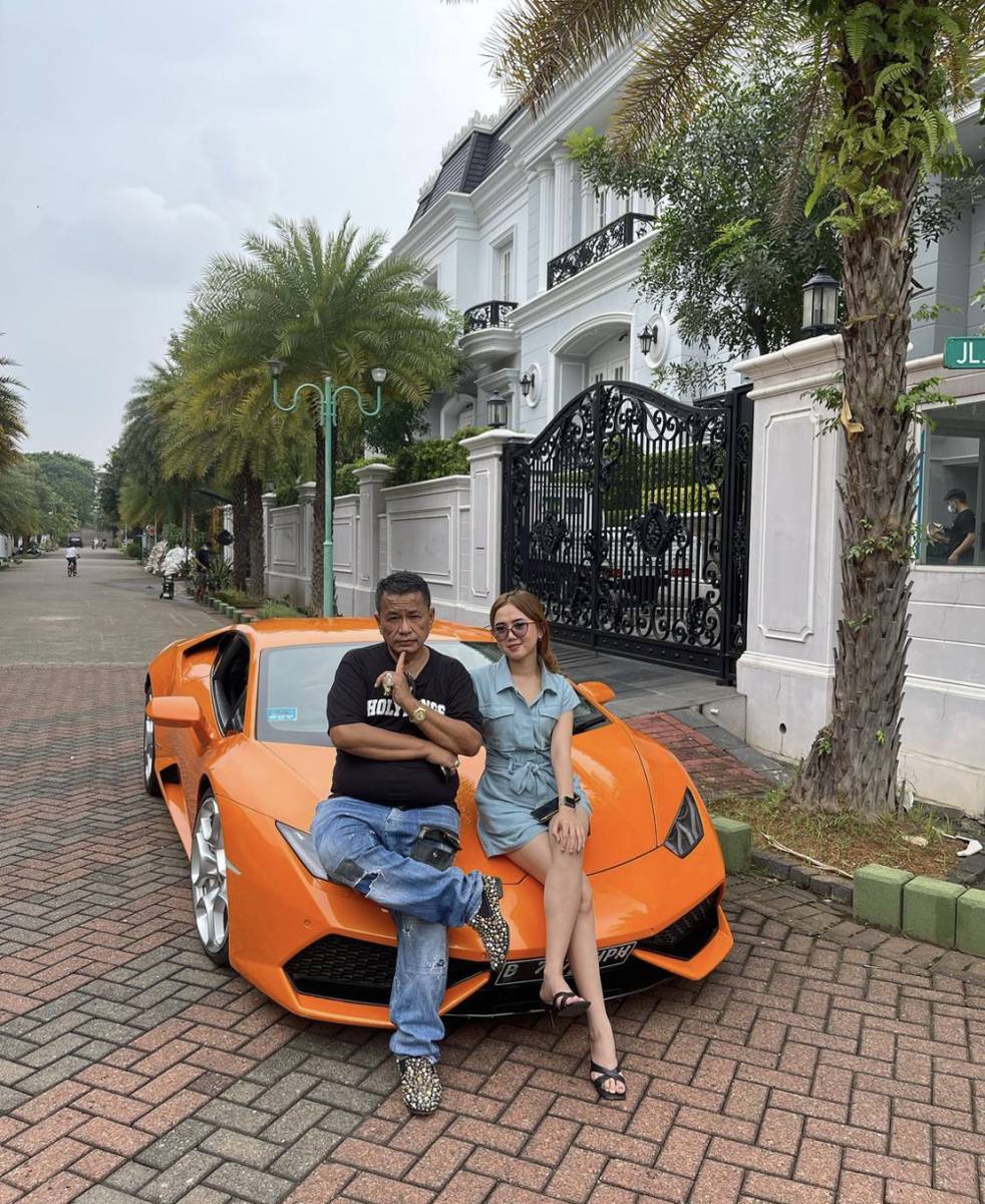 Hotman Paris bersama dengan asisten pribadinya (instagram.com/hotmanparisofficial)