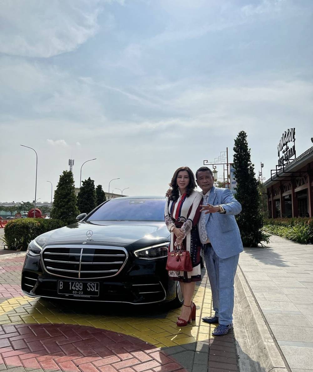 Hotman Paris bersama dengan asisten pribadinya (instagram.com/hotmanparisofficial)