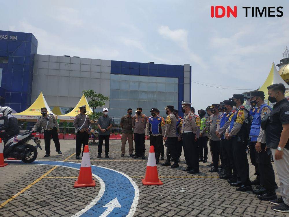 Kapolrestabes Surabaya saat meninjau inovasi Cak Bhabin, Sabtu (4/4/2022). (IDN Times/Khusnul Hasana)