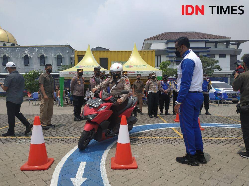 Satlantas Polrestabes Surabaya saat menujukkan ujian praktek pembuatan SIM. (IDN Times/Khusnul Hasana)
