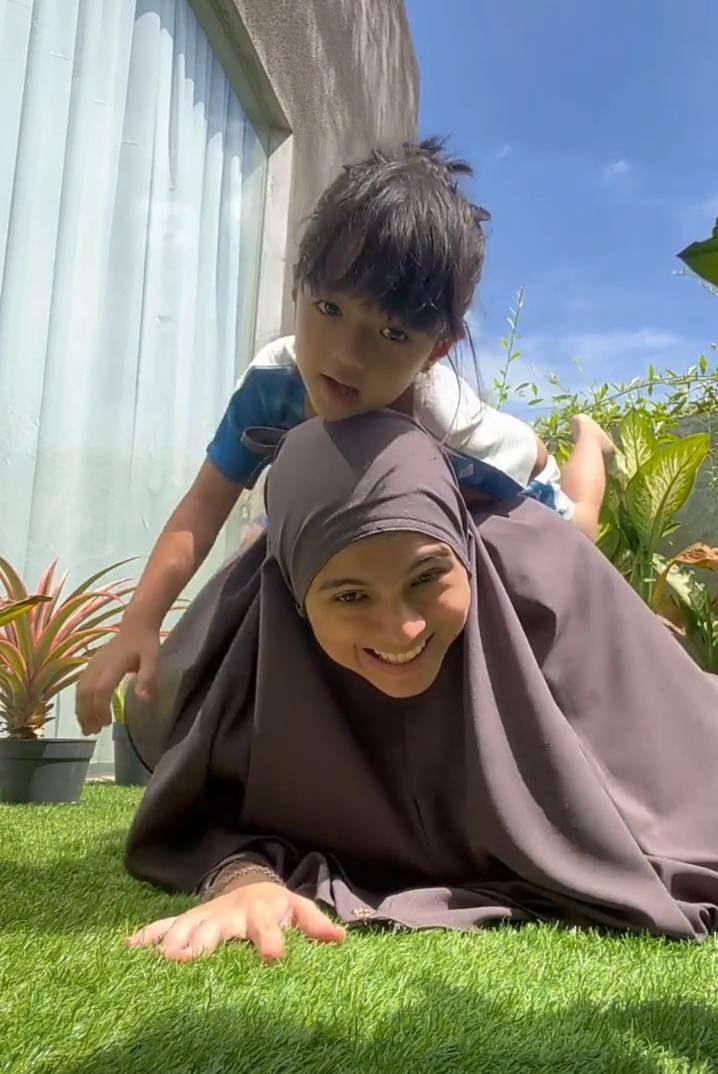 Nycta Gina dan Uti (instagram.com/missnyctagina)