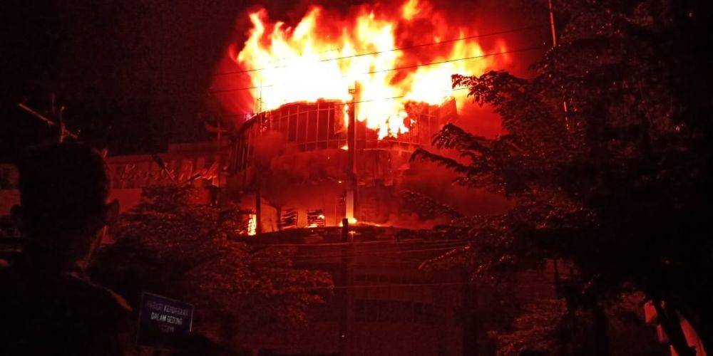 Suzuya Mall di Kota Banda Aceh, Aceh, terbakar. (IDN Times/Muhammad Saifullah)