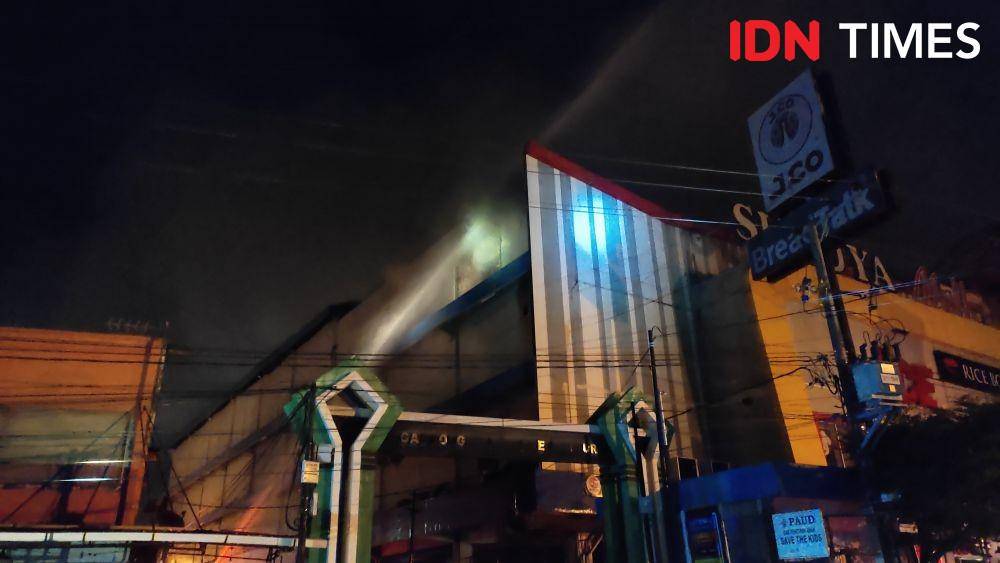 Suzuya Mall di Kota Banda Aceh, Aceh, terbakar. (IDN Times/Muhammad Saifullah)