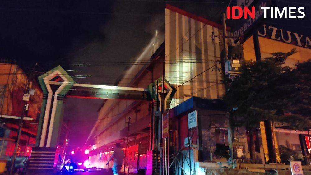 Suzuya Mal di Kota Banda Aceh, Aceh, terbakar. (IDN Times/Muhammad Saifullah)