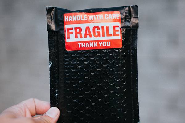 Perbedaan pengiriman reguler dan cargo berdasarkan pengemasan paket (unsplash.com/nate_dumlao)