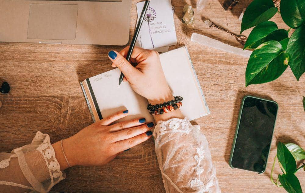 ilustrasi journaling (pexels.com/Alina Vilchenko)