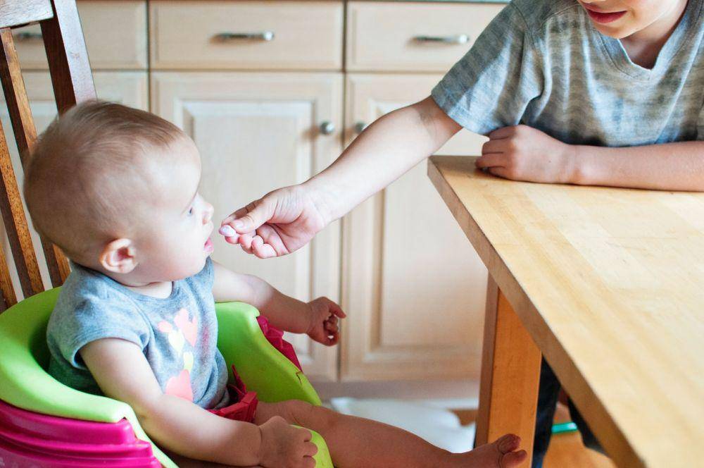 ilustrasi mengenalkan makanan padat kepada bayi (pexels.com/AMSW Photography -Alisha Smith Watkins)