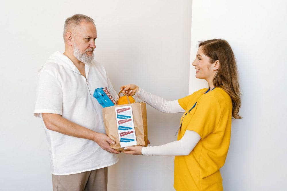 ilustrasi berbagi dengan sesama (pexels.com/ANTONI SHKRABA)