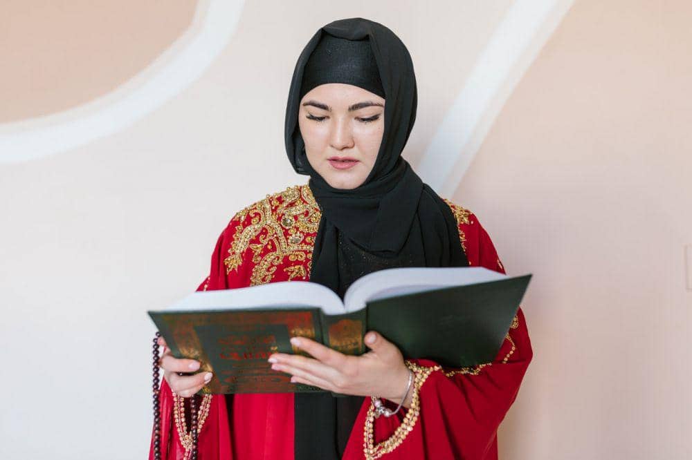 ilustrasi wanita berhijab (pexels.com/RODNAE Productions)