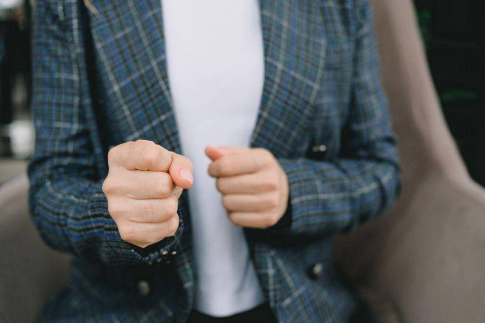 Benarkah kebiasaan membunyikan atau menggemeretakkan jari menyebabkan radang sendi? (pexels.com/SHVETS production)