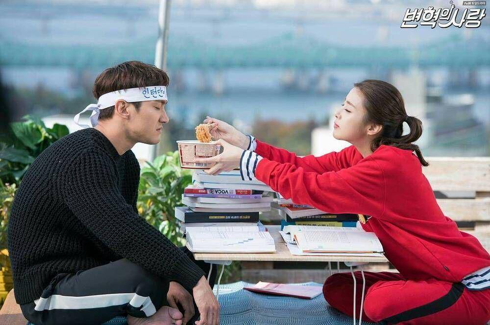 Choi Siwon dan Kang So Ra di Revolutionary Love (program.tving.com)