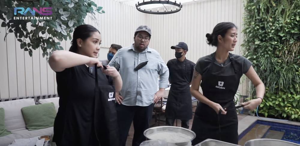 Nagita Slavina dan Chef Renata (YouTube.com/Rans Entertainment)