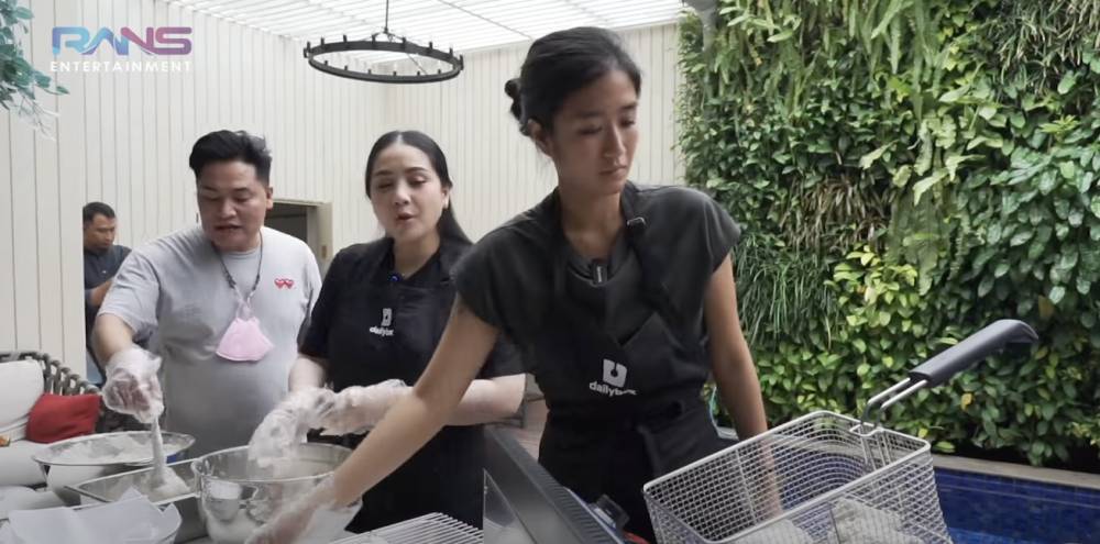 Nagita Slavina dan Chef Renata (YouTube.com/Rans Entertainment)