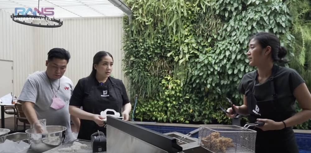 Nagita Slavina dan Chef Renata (YouTube.com/Rans Entertainment)