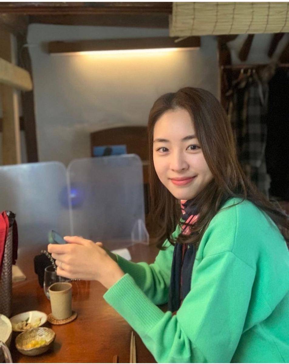 Lee Yeon Hee (instagram.com/yeonhee.luv)