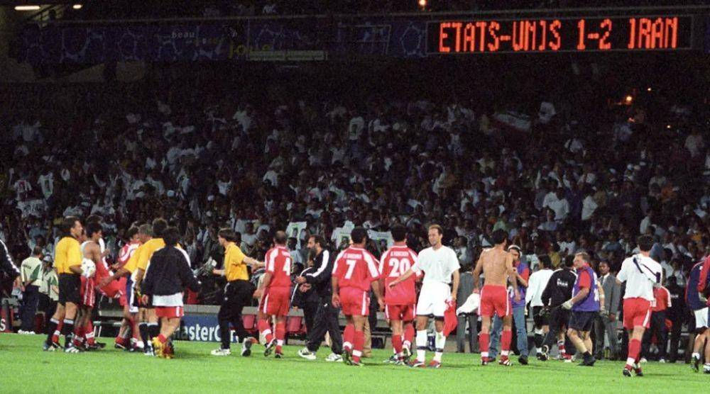 Para pemain Iran dan Amerika Serikat bersalaman di atas lapangan usai duel Piala Dunia 1998 / FourFourTwo