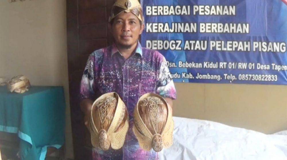Suryanto menunjukkan kerajinan blangkon dari bahan pelepah pisang. IDN Times/Zainul Arifin