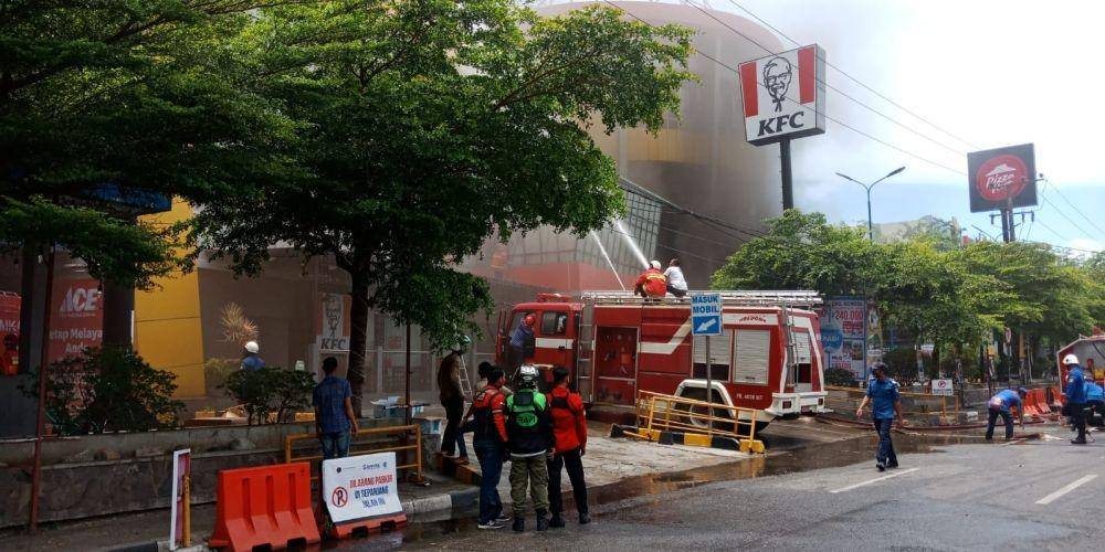 Suzuya Mal di Kota Banda Aceh, terbakar. (Dokumentasi DPKP Kota Banda Aceh untuk IDN Times)