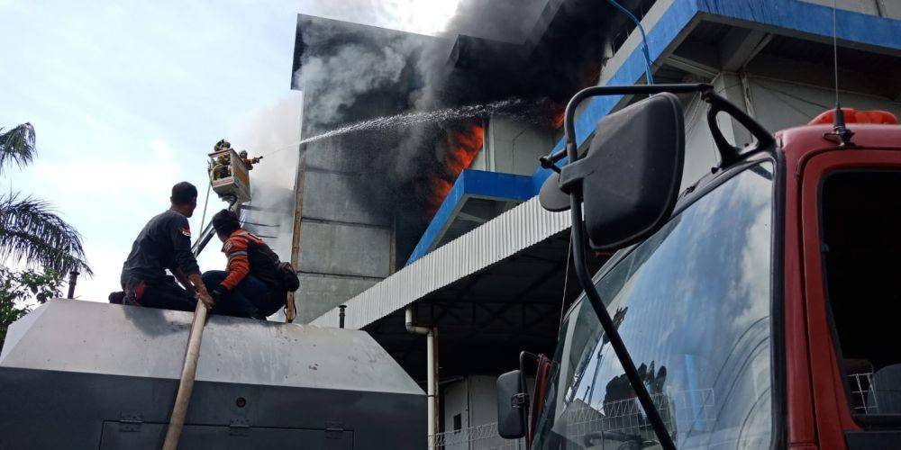 Suzuya Mall di Kota Banda Aceh, terbakar. (Dokumentasi DPKP Kota Banda Aceh untuk IDN Times)