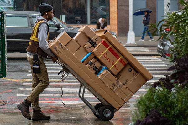Perbedaan pengiriman reguler dan cargo berdasarkan jenis paket (unsplash.com/wwwynand)