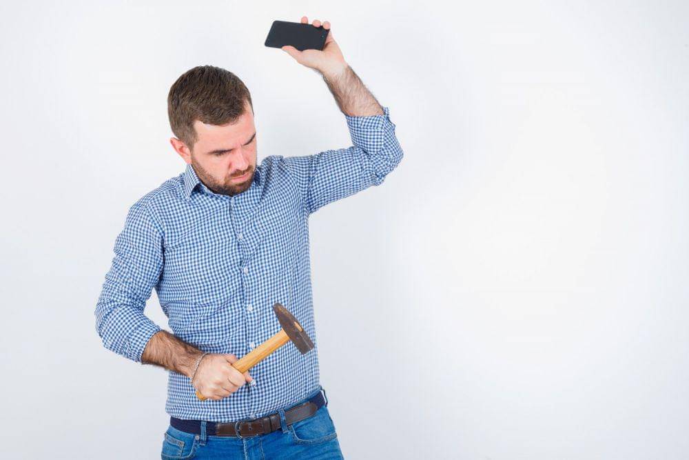 melempar gawai elektronik ketika marah (freepik.com/8photo)