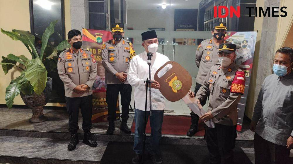 Kapolda Metro Jaya, Irjen Pol Fadil Imran memberikan apresiasi berupa sepeda motor kepada Polsek Bojonggede. (IDNTimes/Dicky)