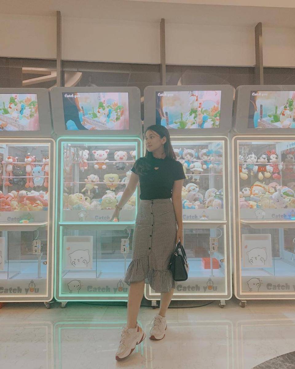 Ide outfit pakai sneakers ala Dea Annisa (instagram.com/deaannisa)