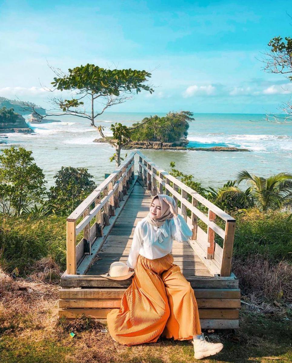 Pantai Karang Gantungan (instagram.com/lilisnurfadila)
