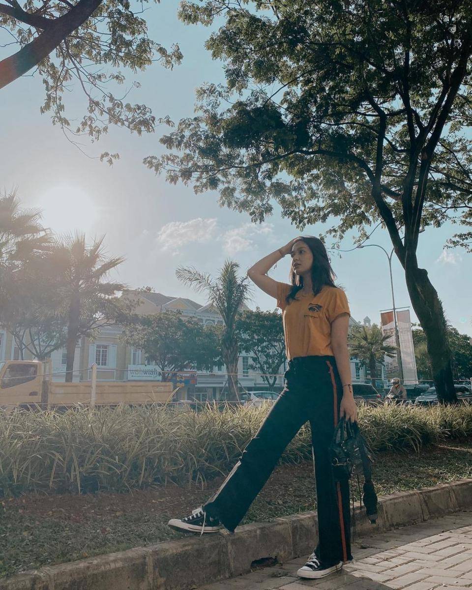 Ide outfit pakai sneakers ala Dea Annisa (instagram.com/deaannisa)