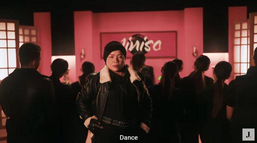 potret Oma Gala saat jadi model video klip (youtube.com/Jiniso Entertainment)