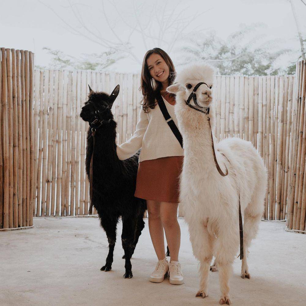 Ide outfit pakai sneakers ala Dea Annisa (instagram.com/deaannisa)