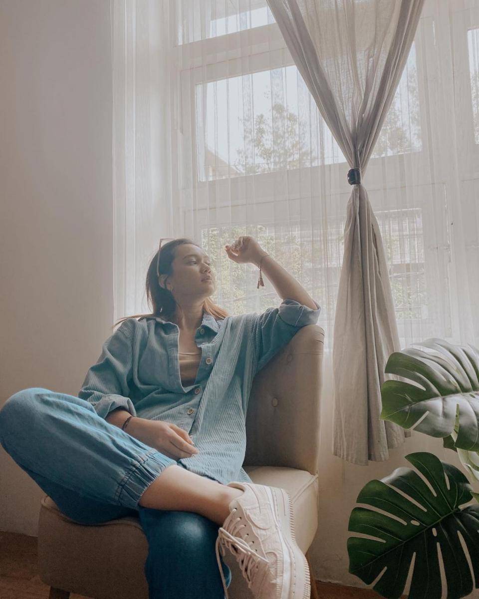 Ide outfit pakai sneakers ala Dea Annisa (instagram.com/deaannisa)