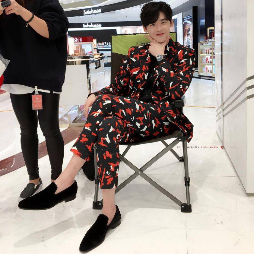 Lee Jong Suk (instagram.com/jongsuk0206)